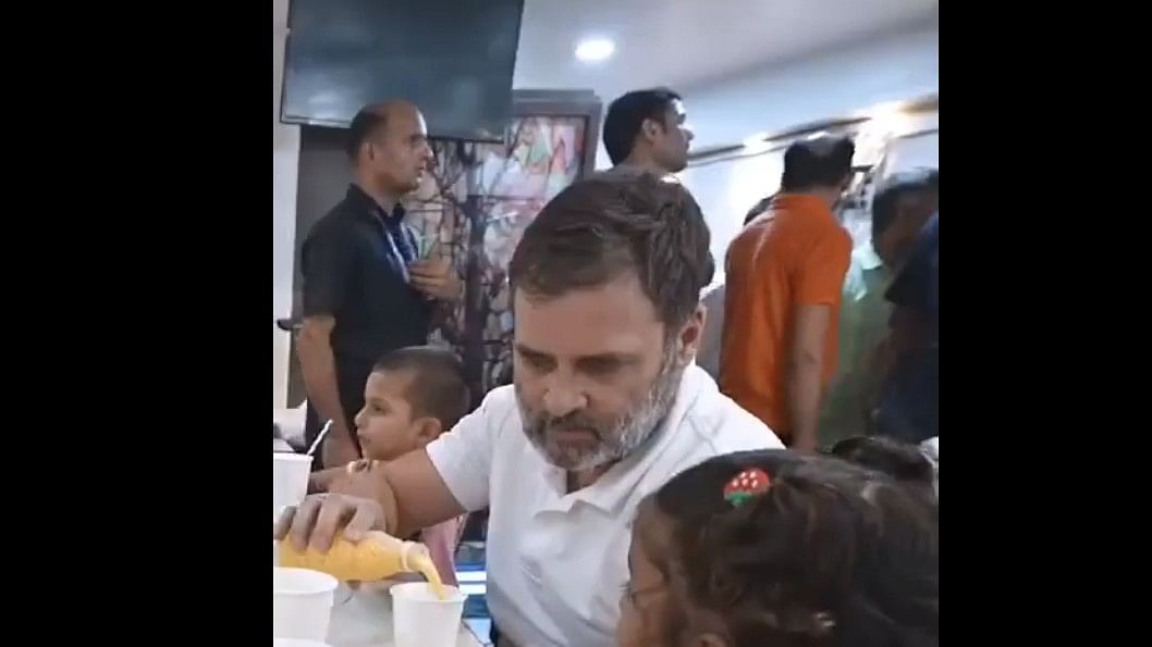 <div class="paragraphs"><p>Rahul Gandhi enjoys a meal at the eatery in Srinagar.&nbsp;</p></div>